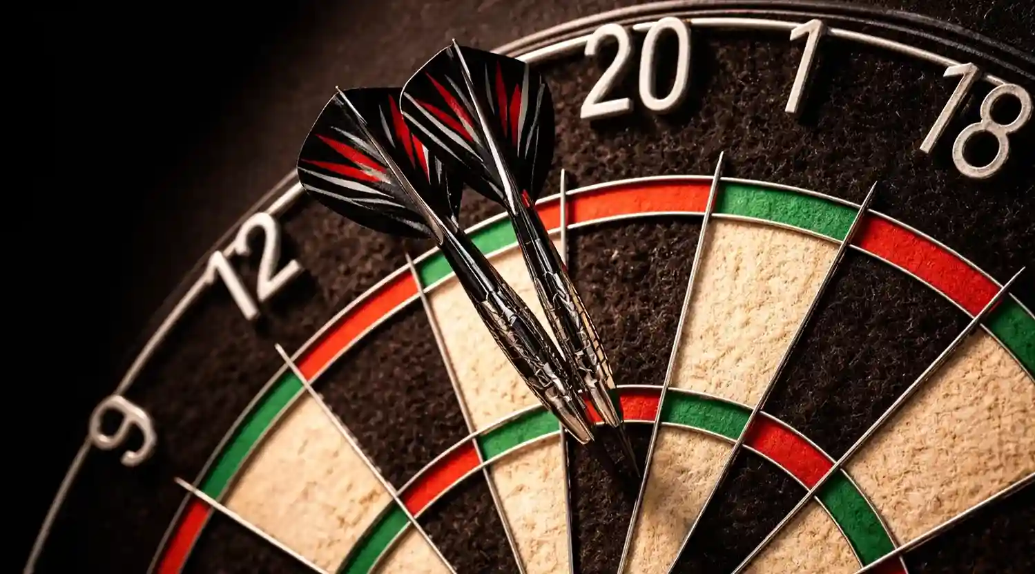 Close-up van een dartbord met pijlen in het dubbelveld