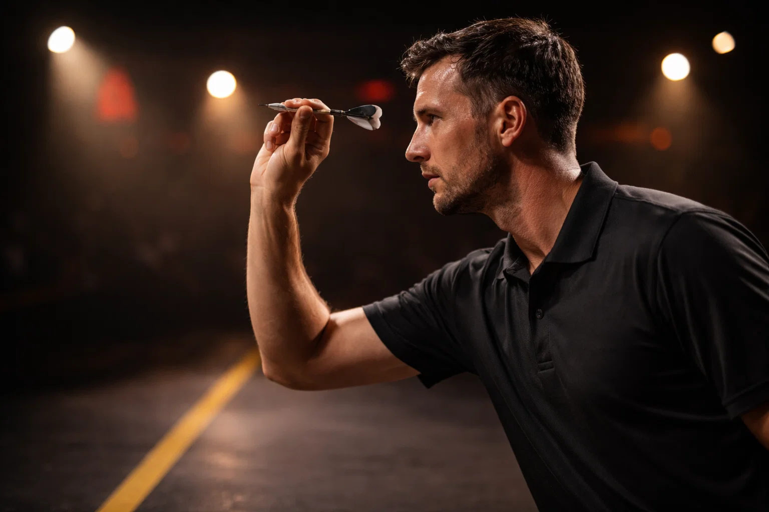 Geconcentreerde dartspeler aan de oche tijdens een beslissende leg