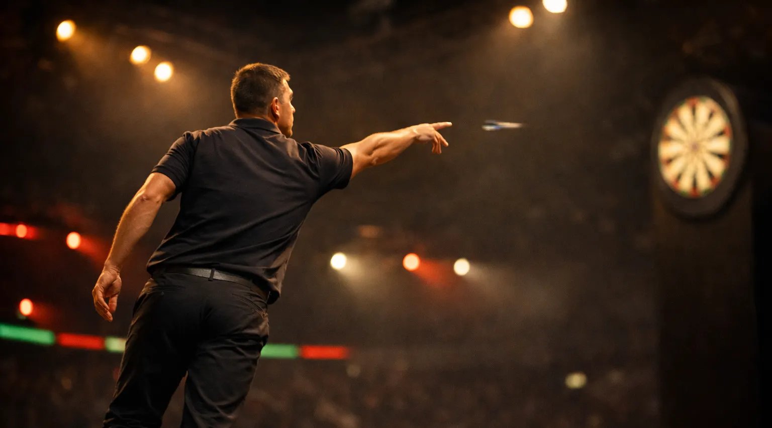 Dartspeler gooit pijl op verlicht podium tijdens professioneel toernooi